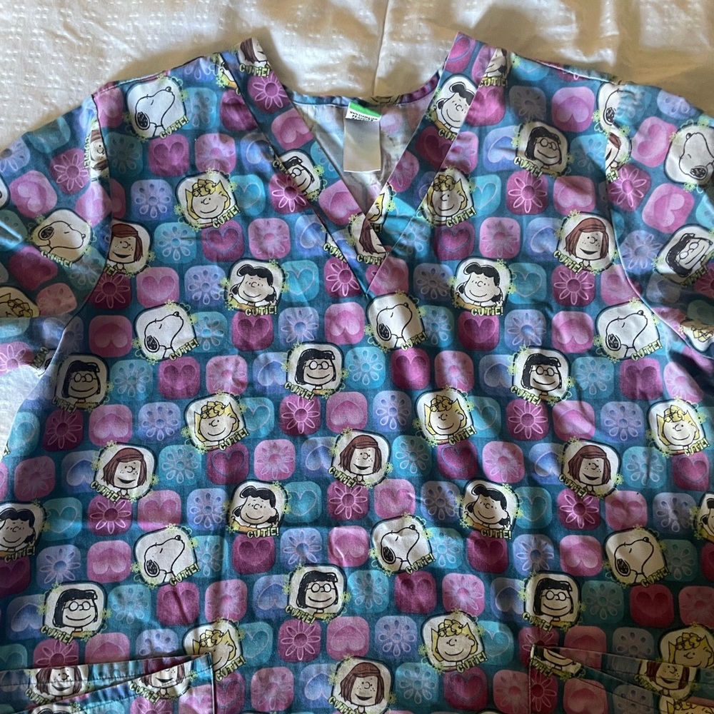 Peanuts/Snoopy Scrub Top XL
